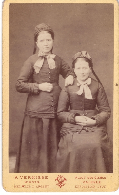 Deux soeurs (jumelles ?) habillées à l'identique