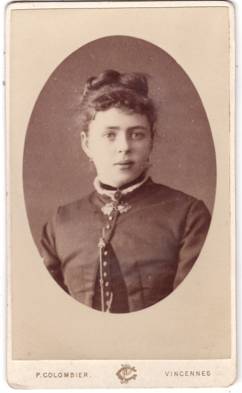 Jeune femme avec un pendentif noué à un ruban noir