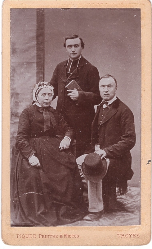 Prêtre posant avec ses parents