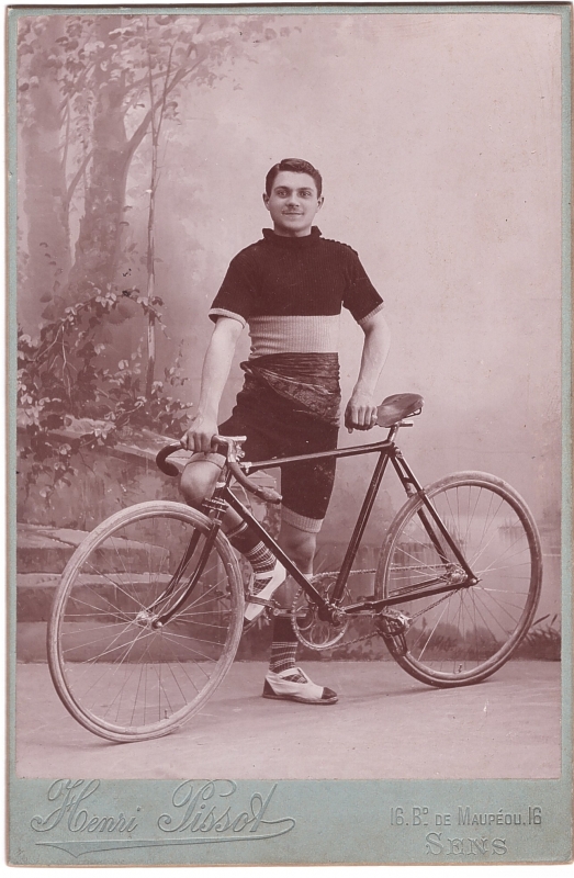 Coureur cycliste posant en atelier avec sa bicyclette