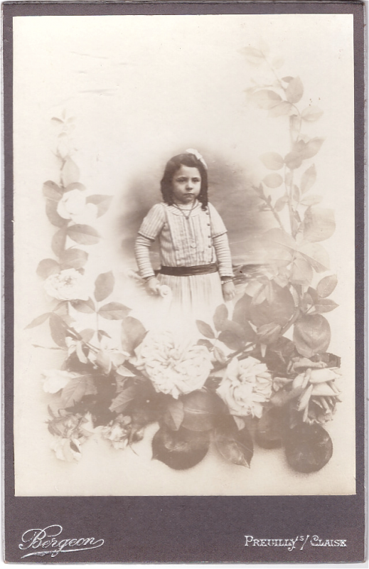Portrait d'une fillette encadré de roses