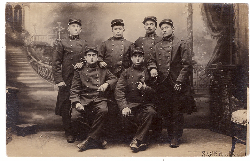 6 soldats du 105e RI posent en atelier