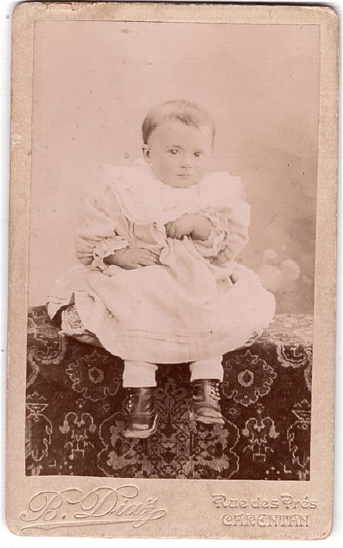 Bébé assis sur un tissu à motifs