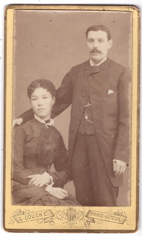 Couple, l'homme posant une main sur l'épaule de sa femme assise