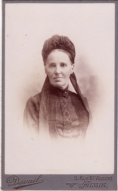 Femme portant une coiffe avec deux rubans tombant sur les épaules