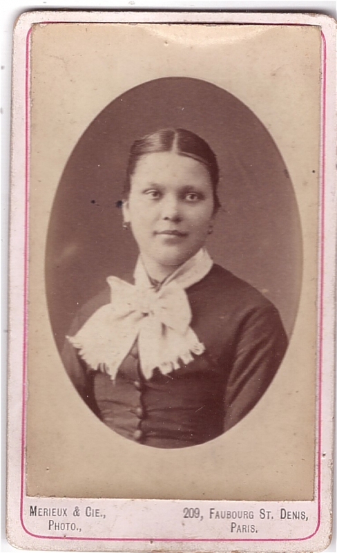 Jeune femme avec un foulard noué autour du cou