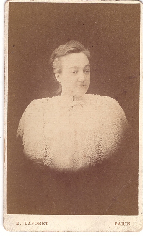 Femme portant un corsage blanc en dentelle