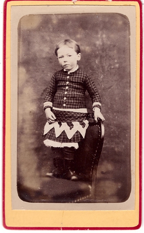 Enfant en robe debout sur un siège