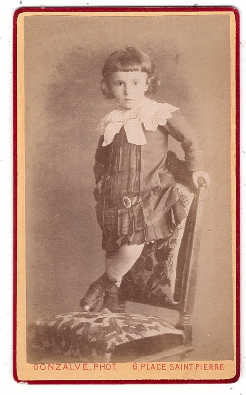 Enfant en robe debout sur une chaise