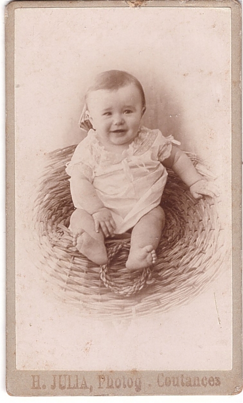 Bébé souriant dans un panier en osier