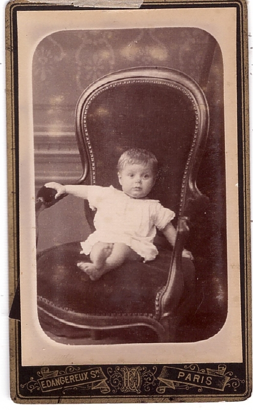 Bambin dans un grand fauteuil