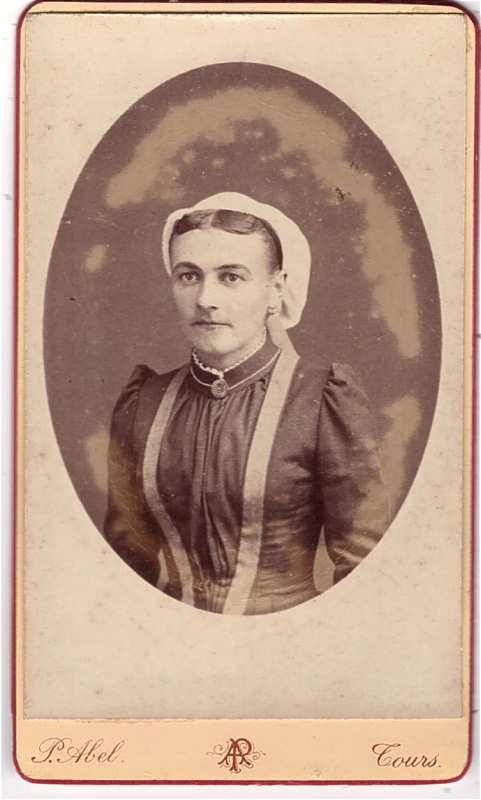 Jeune femme portant une coiffe tourangelle
