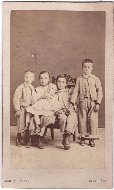 Cinq enfants, le plus jeune sur les genoux de sa soeur