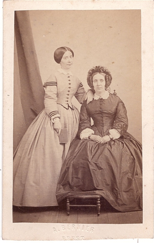 Jeune femme posant à côté de sa mère (?)