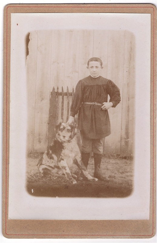 Grand garçon posant avec son chien