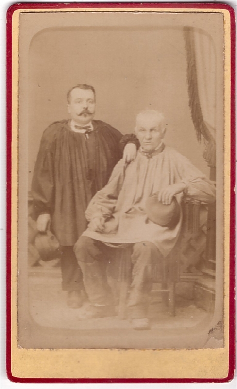 Un homme âgé et son fils vêtus d'une blouse