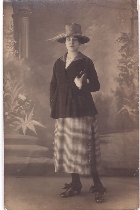 Jeune femme portant une longue jupe pied-de-poule
