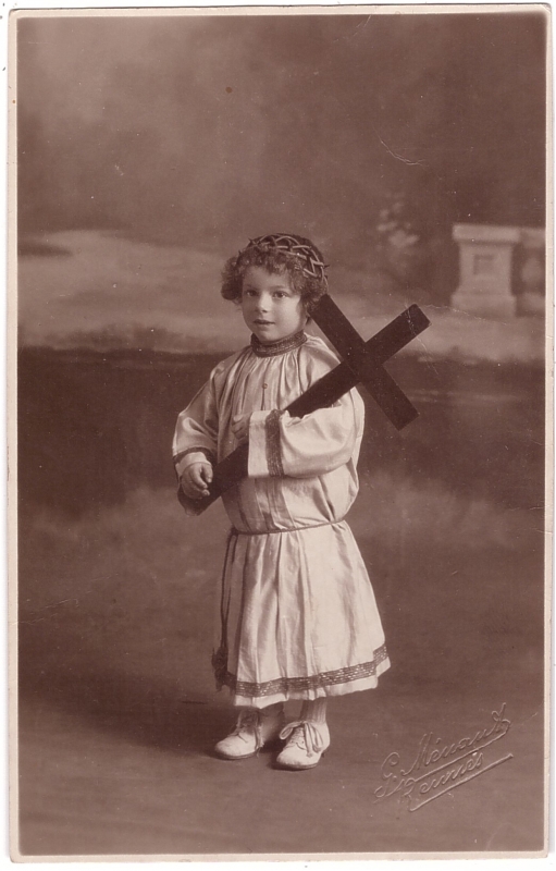 Enfant portant une croix