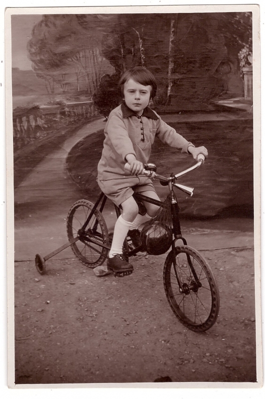 Enfant sur une petite bicyclette