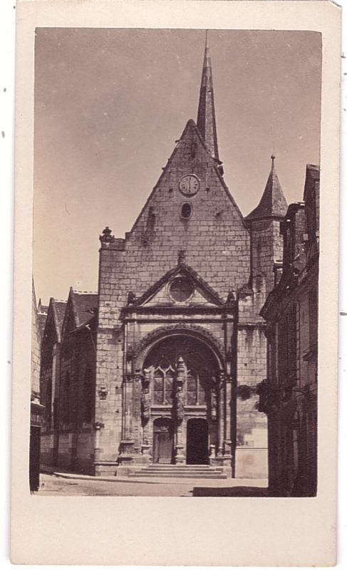 Tours - Portail de l'église Saint-Symphorien.