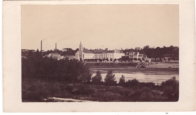 Tours - Le couvent de la Grande Bretèche vu de la rive opposée de la Loire.