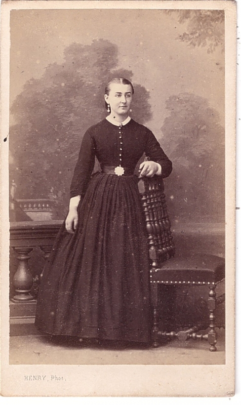 Jeune femme debout près d'une chaise
