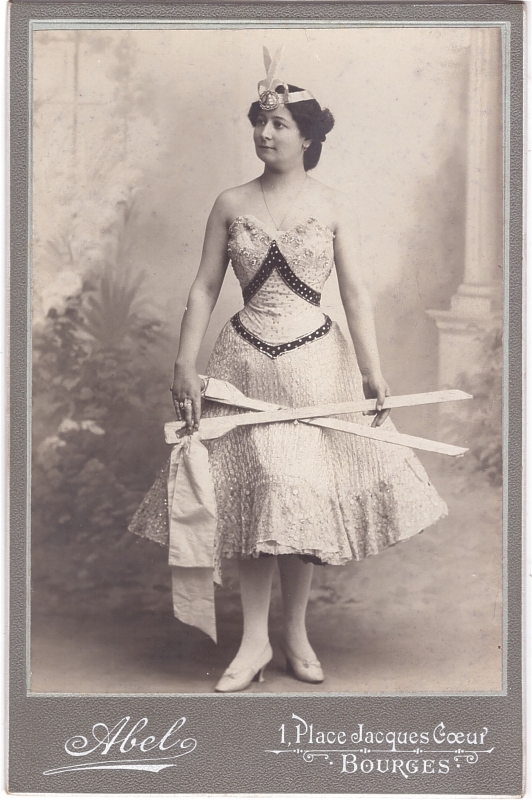 Femme tenant une grande paire de ciseaux en bois
