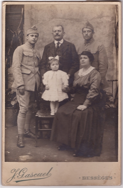 Portrait de famille avec deux jeunes soldats