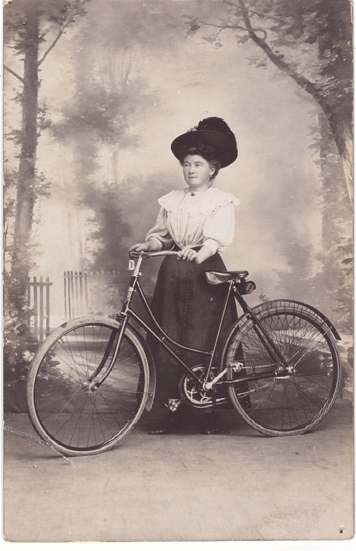 Femme posant en atelier avec sa bicyclette