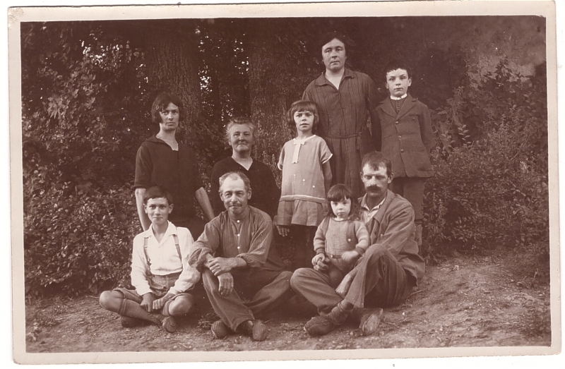 Portrait de famille dans un jardin