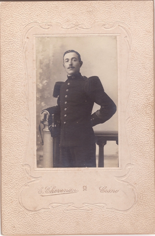 Portrait d'Ernest Paviot, soldat du 85e en uniforme 