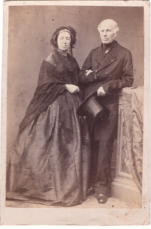 Couple âgé posant debout