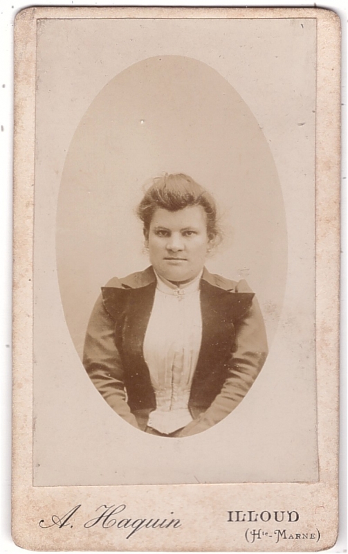 Femme portant une robe avec de larges revers