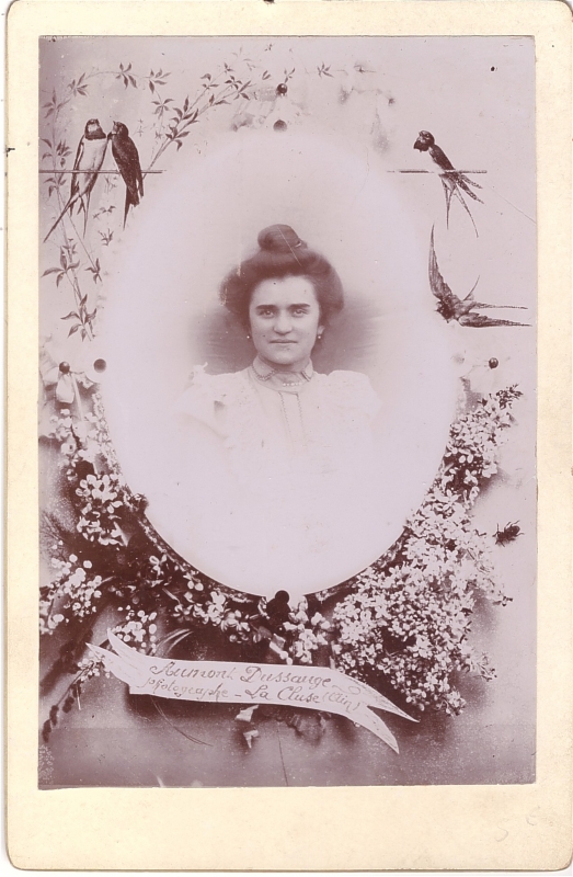 Portrait de femme inséré dans un décor floral