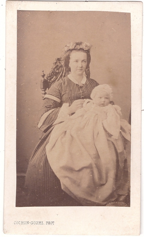 Femme posant avec un bébé