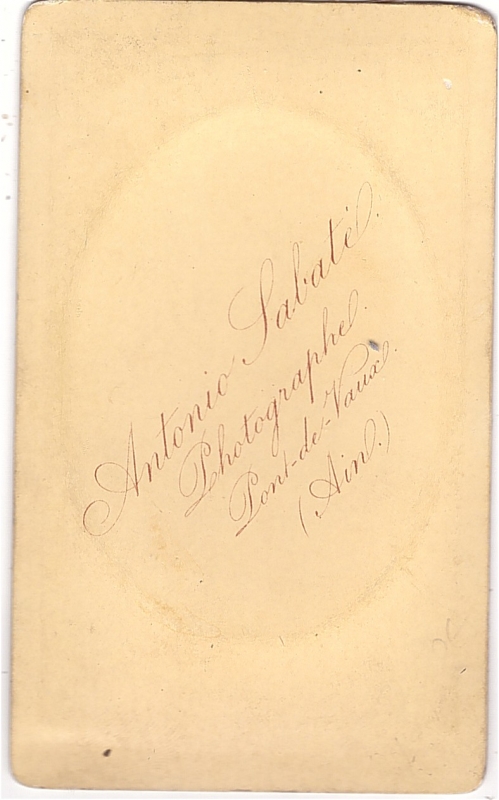 Homme aux cheveux frisés