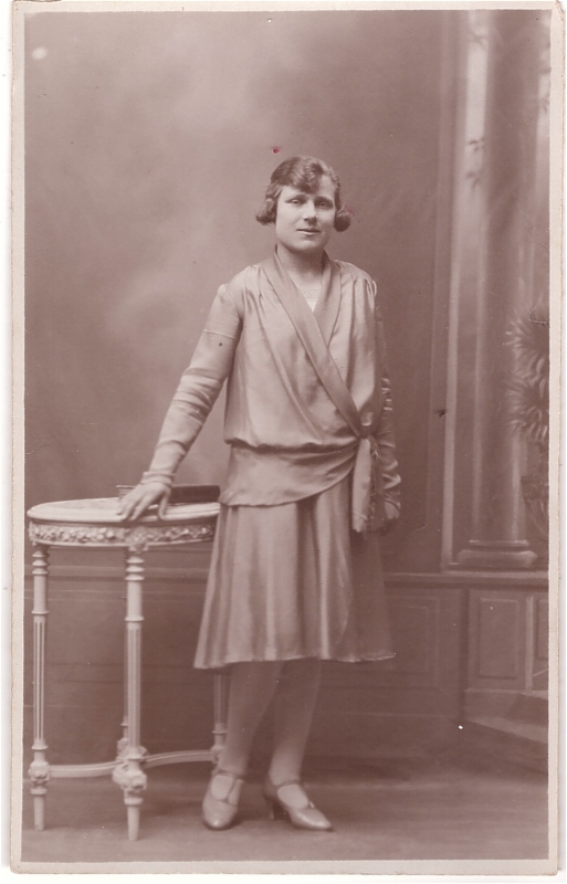 Femme posant en atelier