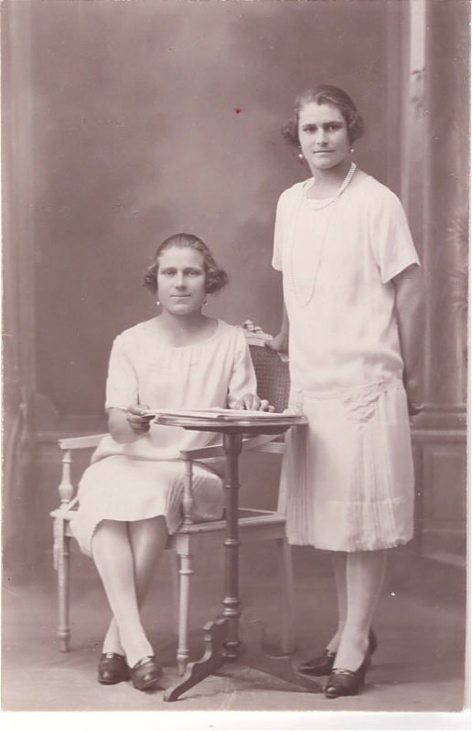 Deux femmes en robe blanche