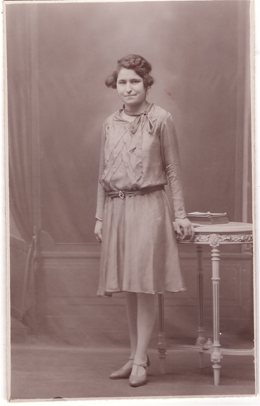Femme posant en atelier