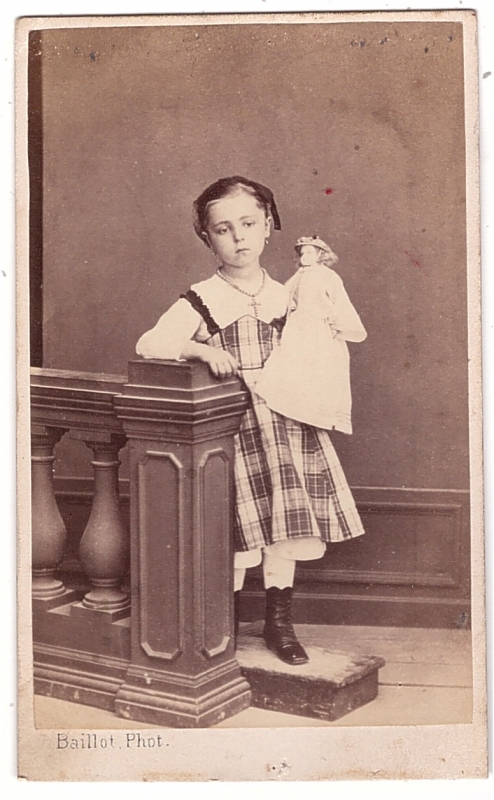 Louise Célestine Lacroix posant avec sa poupée