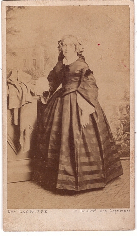 Femme portant une robe à rayures