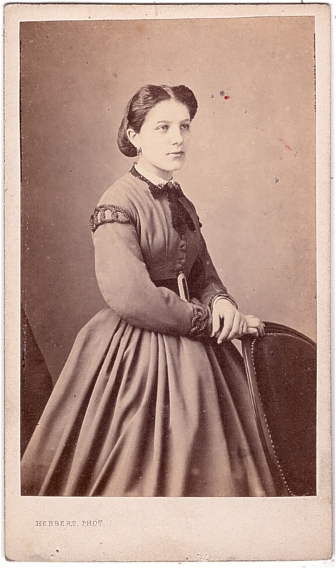 Jeune femme non identifiée