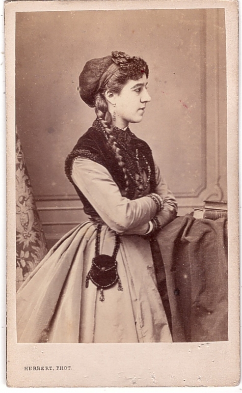 Jeun fille avec une longue tresse de cheveux