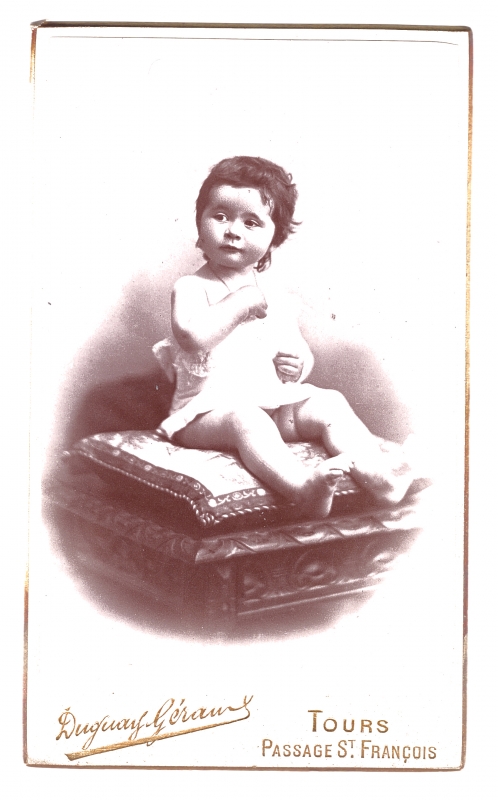 Bambin assis sur un coussin