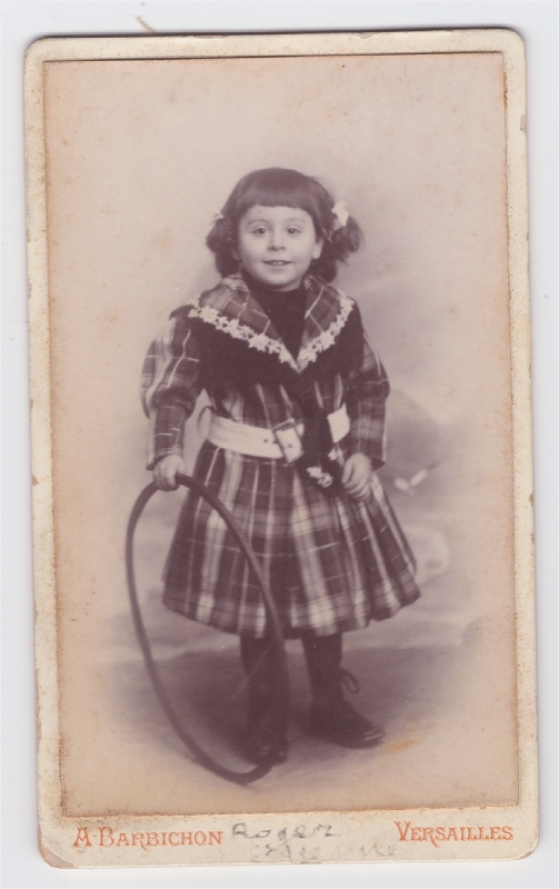 Enfant en robe posant avec un cerceau