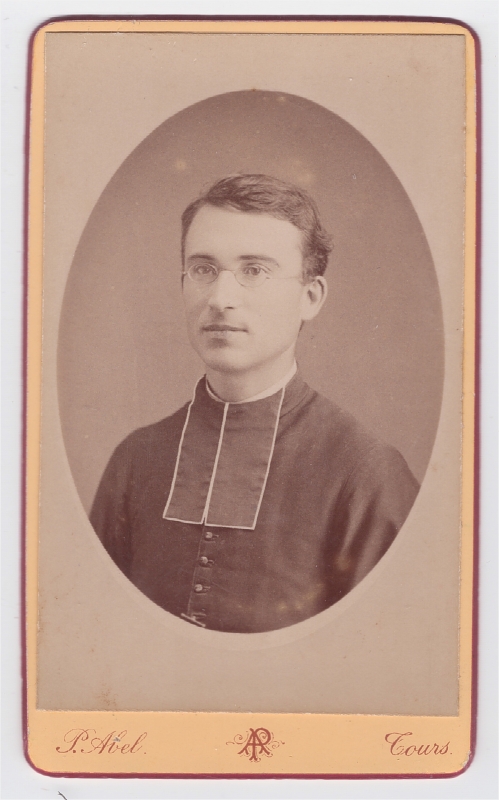 Jeune prêtre portant des lunettes