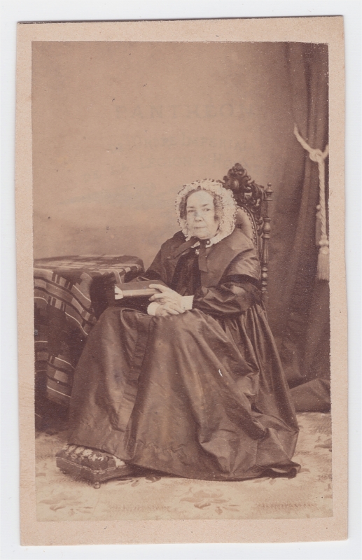 Femme assise tenant un livre