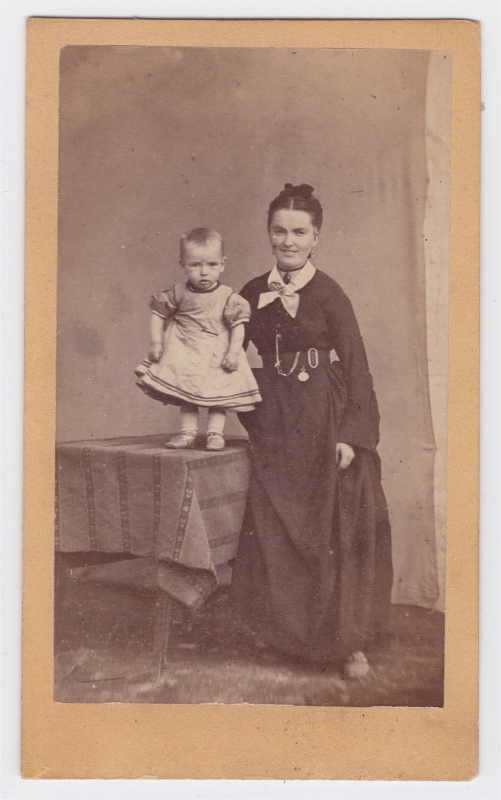 Mère et son enfant qui est debout sur une table