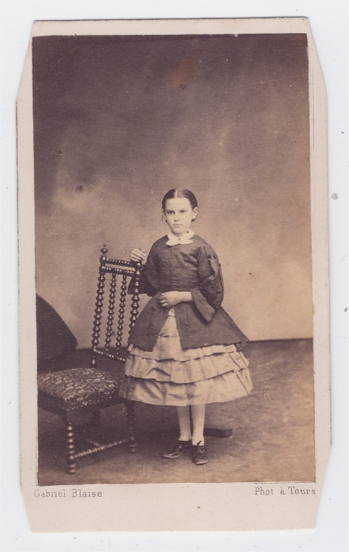 Petite fille (identifiée) dans une robe à volants