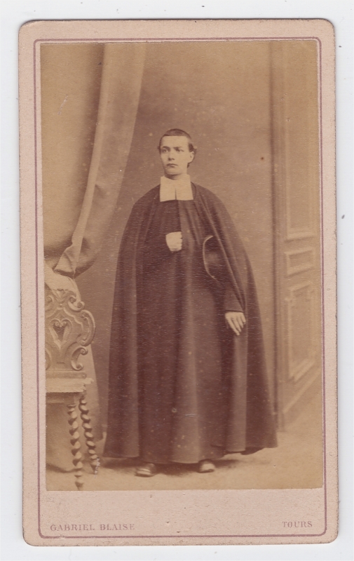 Jeune prêtre vêtu de sa pélerine